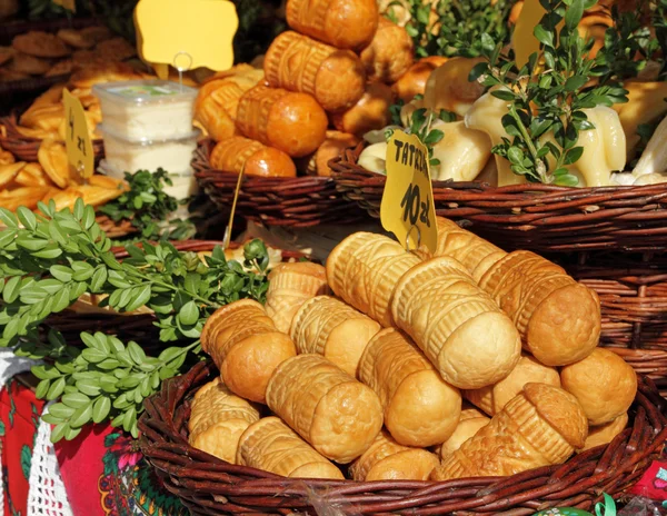 Queso oscypek polaco tradicional en el mercado en Cracovia — Foto de Stock