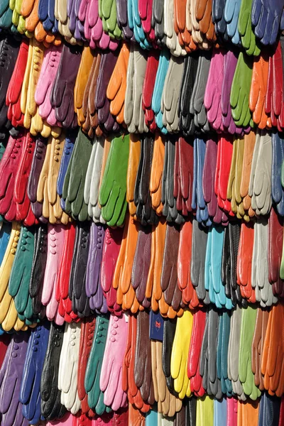 Mnoho izolované barevné kožené rukavice ve výloze — Stock fotografie