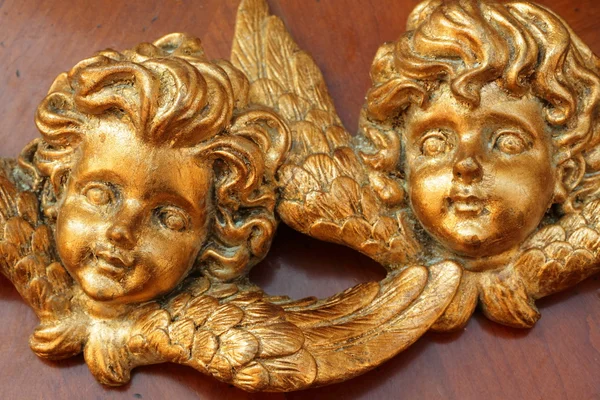 Золотые ангельские лица — стоковое фото