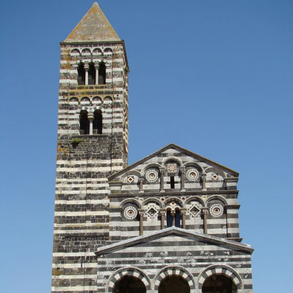 Prokládané starožitný kostel fasáda — Stock fotografie