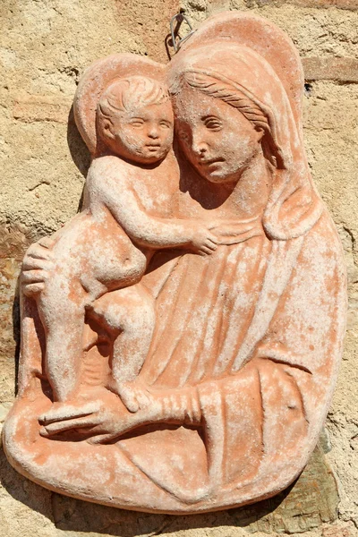 Madonna con niño - decoración de terracota toscana — Foto de Stock
