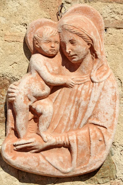 Vierge à l'enfant - décor en terre cuite toscane — Photo