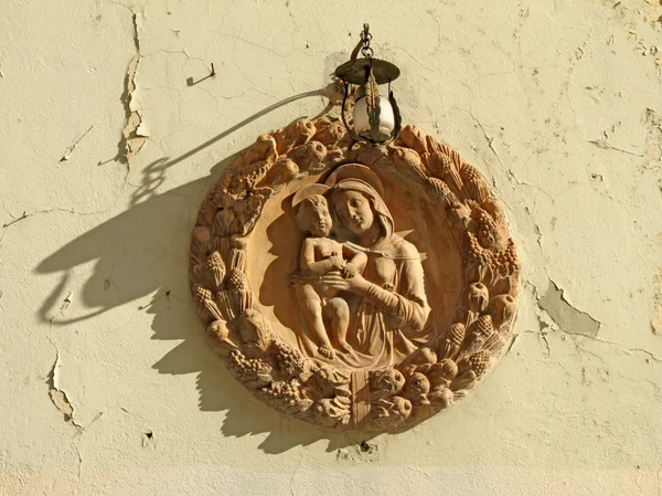 Мадонна с ребенком - терракотовые украшения на стене — стоковое фото