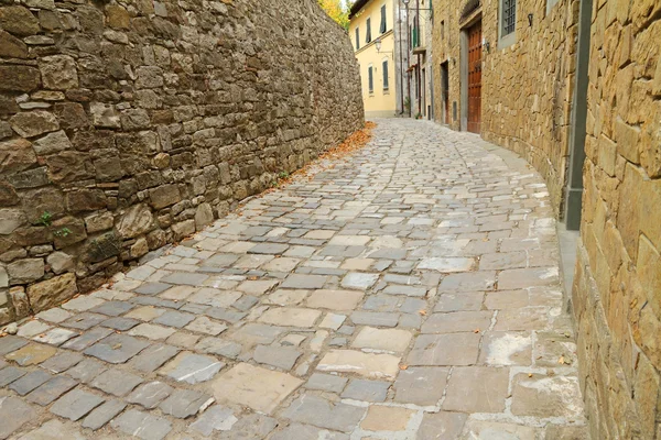 Calle curva estrecha en pueblo italiano Montefioralle —  Fotos de Stock