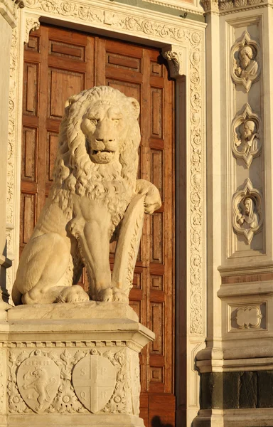Antique marble lion statue — Stock Photo, Image