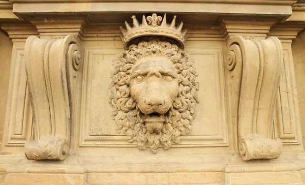 Ornamnet with lion on facade — Stock Photo, Image