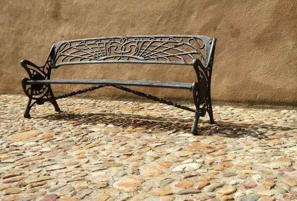 Ročník lavička na zpevněné chodníku — Stock fotografie
