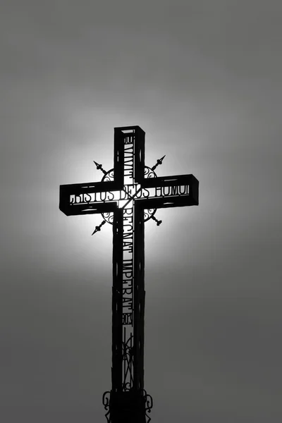 Kreuz mit durchdringendem Licht — Stockfoto