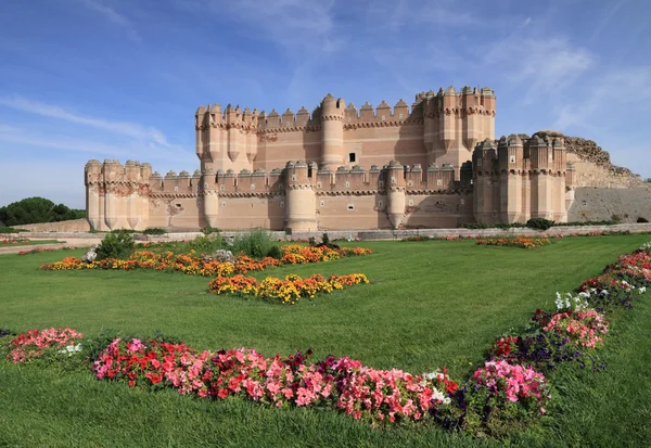 Vista del castillo de Coca y coloridos macizos de flores —  Fotos de Stock