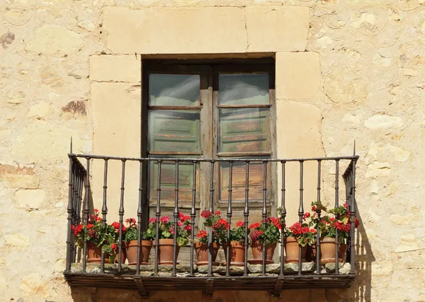 Idylliczne balkon z czerwonych kwiatów — Zdjęcie stockowe