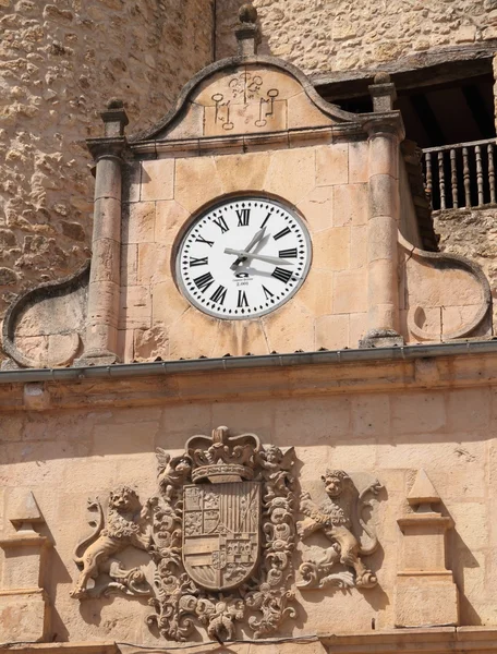 Античний фасад з годинником і пальто — стокове фото