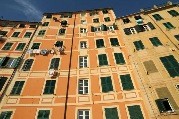 Liguryjskie kolorowy wysokiej domy w camogli — Zdjęcie stockowe