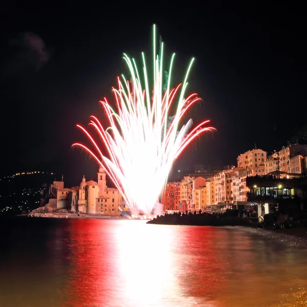 Fuochi d'artificio sulla spiaggia del paese italiano — Foto Stock