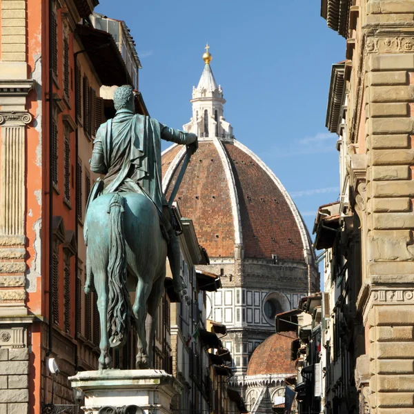 The Basilica di Santa Maria del Fiore with dome of Brunelleschi — Stock Photo, Image