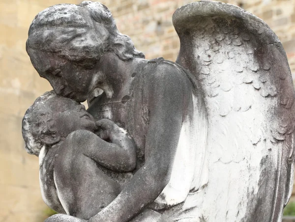 Ангел и ребенок — стоковое фото