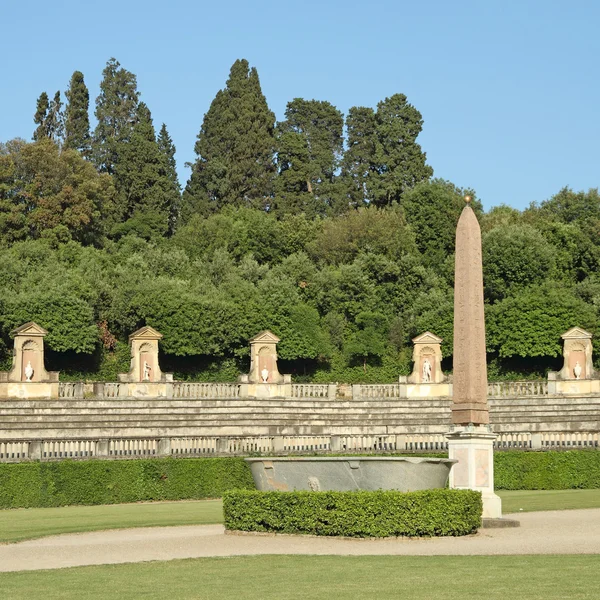 Египетский обелиск в итальянском саду — стоковое фото