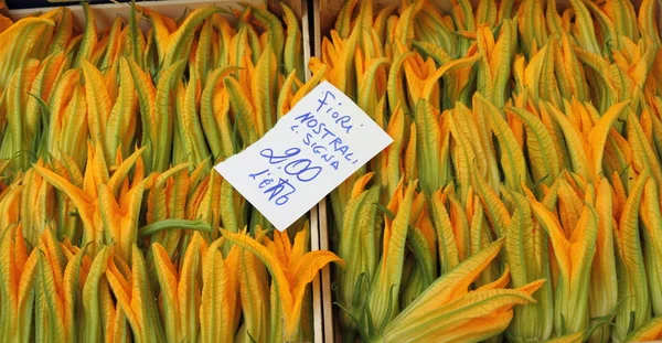 Mercado italiano dos produtos hortícolas — Fotografia de Stock