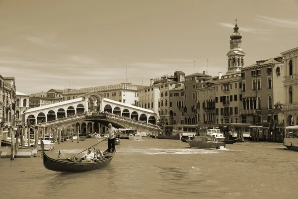 VENICE - MAIO 17: Gôndola no Grande Canal em 17 de maio de 2010 em Veneza, Itália . — Fotografia de Stock