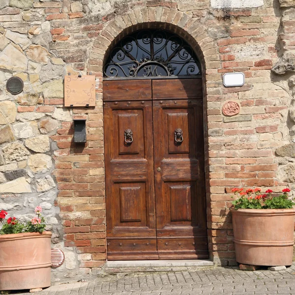 Вход в тосканский дом — стоковое фото