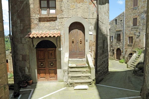 Malebné ulice v italské staré vesnice pitigliano — Stock fotografie