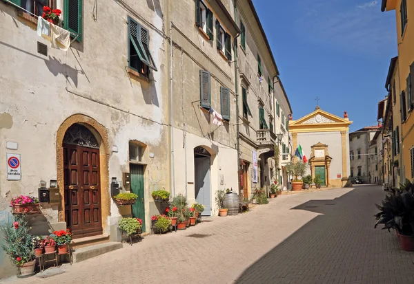 Rua na antiga aldeia italiana Montescudaio — Fotografia de Stock