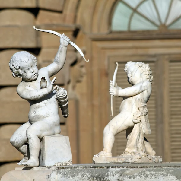 Due Cupidi con fiocco — Foto Stock