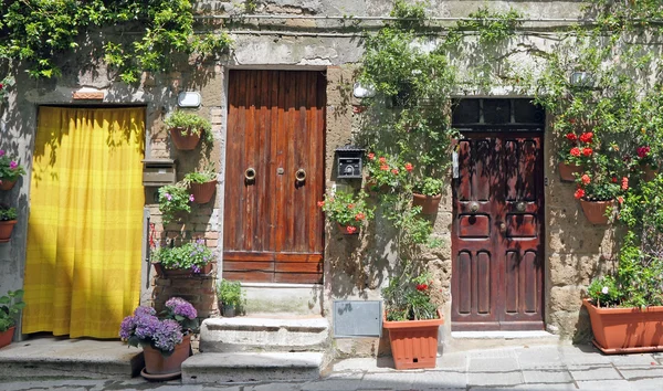 Rustikale Haustüren in der Toskana — Stockfoto