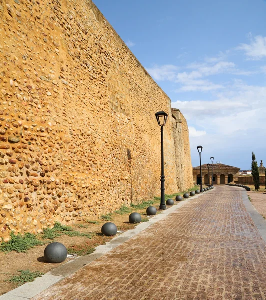 Асфальтова набережної вздовж стін античне місто в Сьюдад Rodrigo — стокове фото