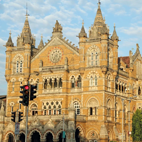 Строительство старинного железнодорожного вокзала в Мумбаи — стоковое фото