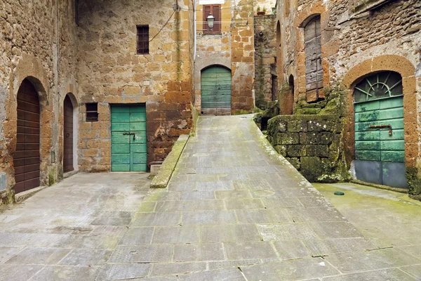 Rua na antiga pequena cidade italiana — Fotografia de Stock