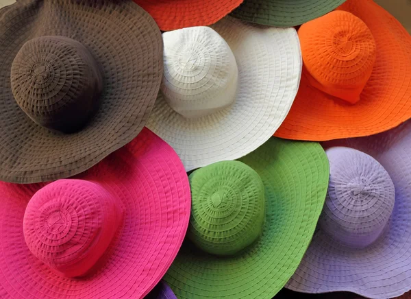 Kleurrijke zomer hoeden in etalage — Stockfoto