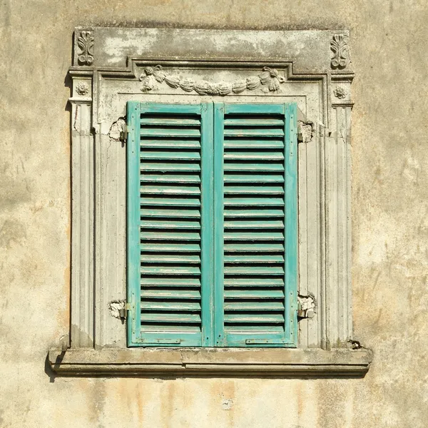 Mooie oude venster met groene luiken — Stockfoto