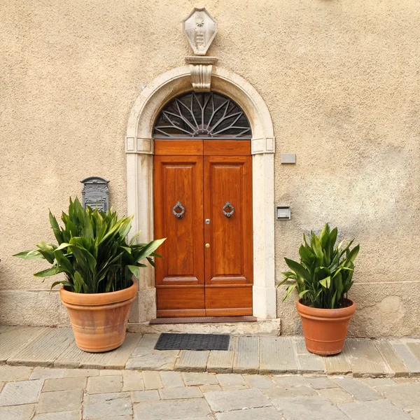 Elegante voordeur naar het Toscaanse huis, Italië — Stockfoto