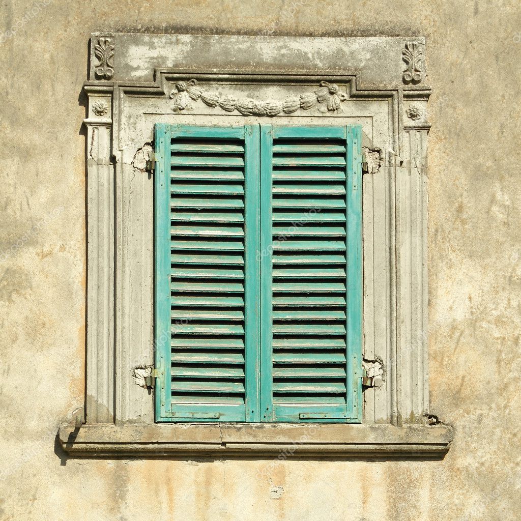 Schönes altes Fenster mit grünen Fensterläden — Stockfoto