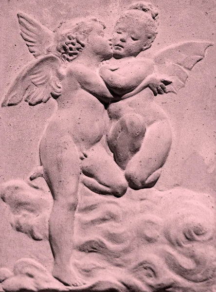 Dois anjos beijando alívio — Fotografia de Stock