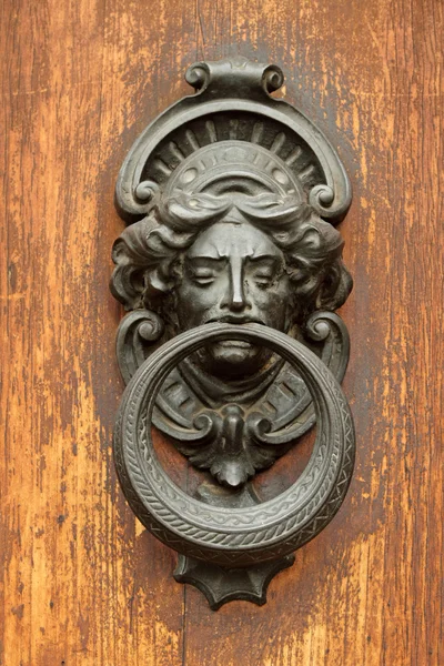 Eleganckie, zabytkowe drzwi Kołatka — Zdjęcie stockowe