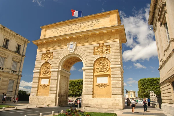 Arco del triunfo y paseo principal en Montpellier, Francia — Foto de Stock
