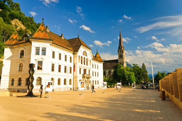 Praça principal com edifício do governo e catedral em Vaduz, Liechtenstein — Fotografia de Stock