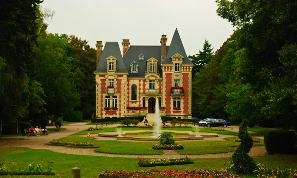 Palácio original de estilo arquitetônico normando em Livarot, Normandia, França — Fotografia de Stock