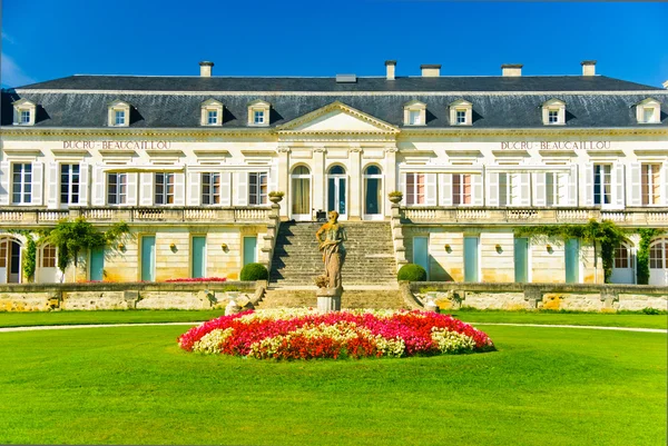 Kasteel ducru-beaucaillou palace en Heurigen in beychevelle, regio medoc, f Rechtenvrije Stockfoto's