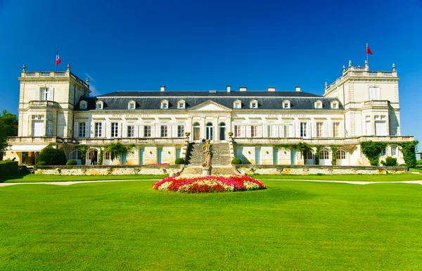 Pałac ducru-beaucaillou winnicy i pałac z wieżami w beychevelle, regionu medoc, Francja — Zdjęcie stockowe