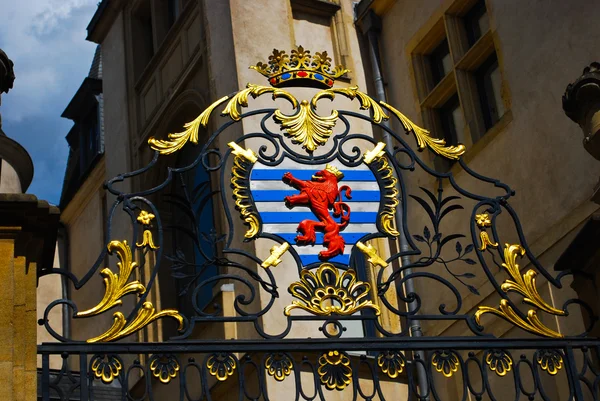 El escudo de armas de Luxemburgo - decoración metálica de la puerta en Luxemburgo —  Fotos de Stock