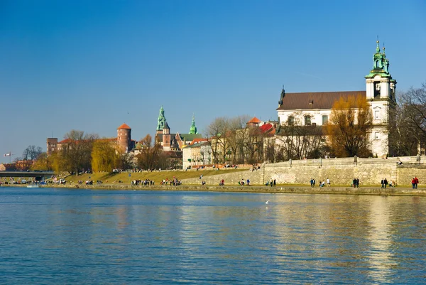 Vistula river with Wawel castle and St. Stanislaus Church at Skałka in Cracow, Poland — Stock Photo, Image