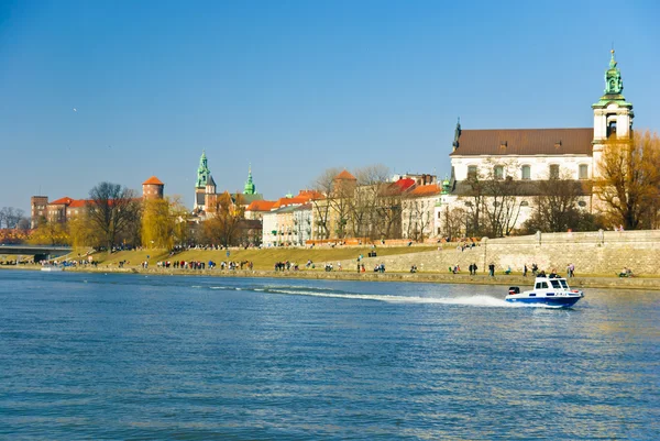 Rio Vístula com castelo de Wawel, Igreja de St. Stanislaus em Ska=ka e lancha da polícia em Cracóvia, Polônia — Fotografia de Stock