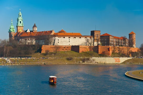 Вавельский замок и гондола, плавающие по реке Висле в Кракове, Польша — стоковое фото