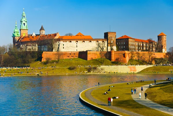 Wawel slott och vistula boulevarderna i Krakow, Polen — Stockfoto