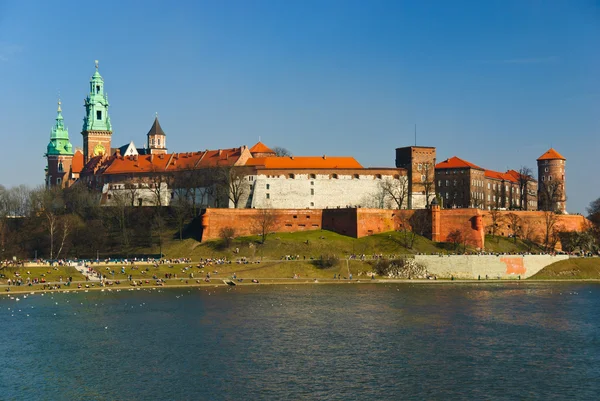 Magnifika royal wawel slott på vistula flod, Krakow, Polen — Stockfoto