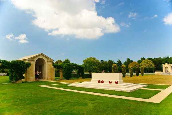 Kapell och altare på den brittiska krigskyrkogården i bayeux, Normandie — Stockfoto