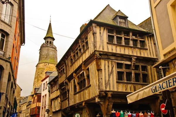 Strada medievale con case in legno, Dinan, Francia — Foto Stock