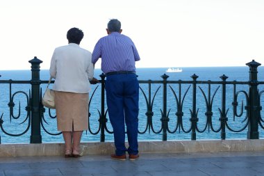 Personas konumu mirando el mar